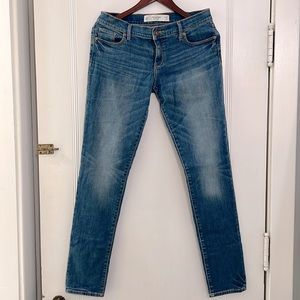A&F medium wash, mid rise, perfect stretch, size 4